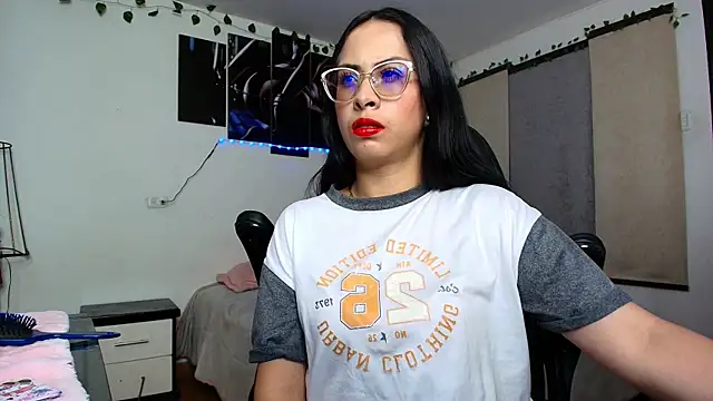 yesie hot online show from 06/17/26, 02:25