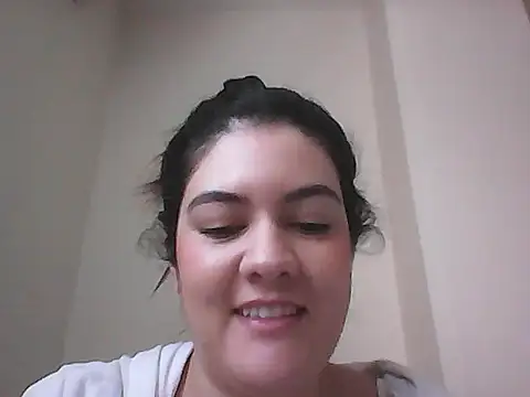 Snapshot of lauratobon chatting on 10/14/25, 04:52 lauratobon online show from 10/14/25, 04:52