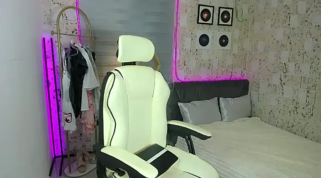 AlexandraMooree online show from 01/17/25, 09:39