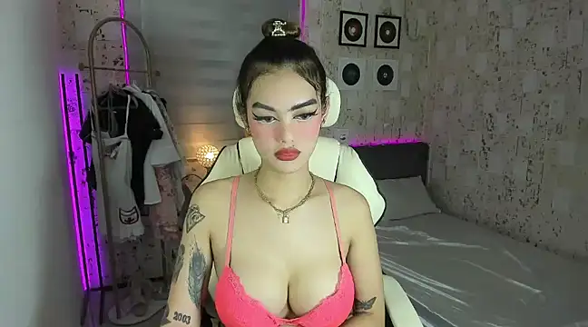 AlexandraMooree online show from 02/08/25, 07:04