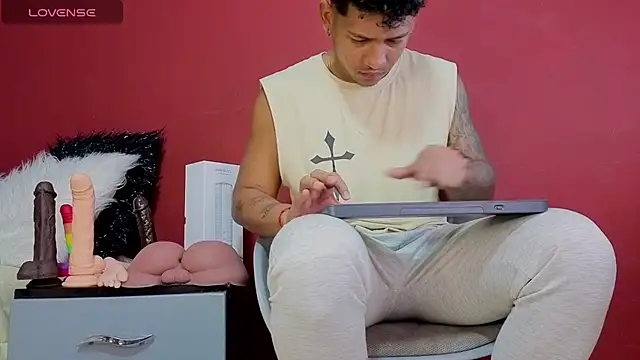 TomLover 12 online show from 10/22/25, 10:42