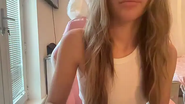 Snapshot of Lillymariee chatting on 01/01/25, 01:37 Lillymariee online show from 01/01/25, 01:37