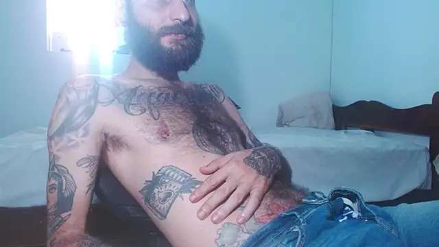 Snapshot of Tatted21xxx chatting on 09/28/25, 03:39 Tatted21xxx online show from 09/28/25, 03:39