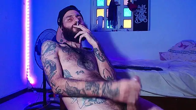 Snapshot of Tatted21xxx chatting on 10/23/25, 09:13 Tatted21xxx online show from 10/23/25, 09:13