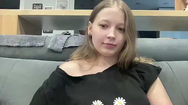 CharmingSarah online show from 06/18/26, 04:22