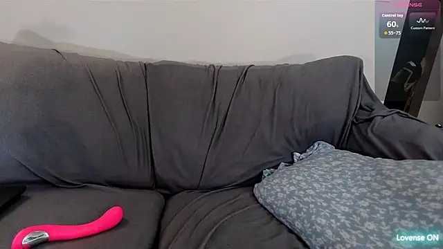 Snapshot of EmoDream1998 chatting on 10/12/25, 11:37 EmoDream1998 online show from 10/12/25, 11:37