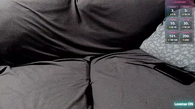 Snapshot of EmoDream1998 chatting on 10/29/25, 08:27 EmoDream1998 online show from 10/29/25, 08:27