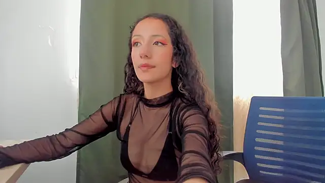 Lucia Fuster online show from 07/10/26, 07:49