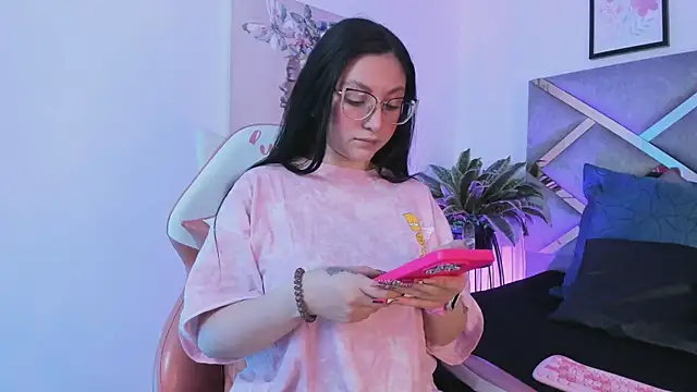 lucy neil online show from 11/04/25, 02:32