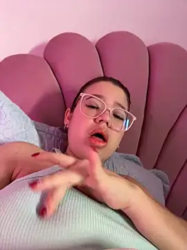 Lucyklein2022 online show from 04/19/26, 06:10