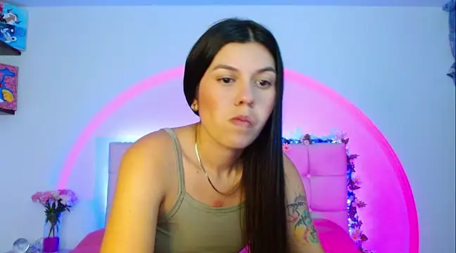 Snapshot of Layla_Rachel chatting on 02/17/25, 01:47 Layla Rachel online show from 02/17/25, 01:47