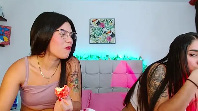 Snapshot of Layla_Rachel chatting on 10/15/25, 01:50 Layla Rachel online show from 10/15/25, 01:50