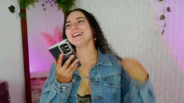 Snapshot of merida_bell18 chatting on 09/27/25, 11:10 merida bell18 online show from 09/27/25, 11:10