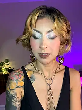 Snapshot of Cinamoonn chatting on 10/07/25, 06:27 Cinamoonn online show from 10/07/25, 06:27