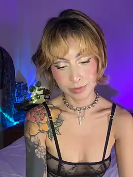 Snapshot of Cinamoonn chatting on 10/10/25, 06:18 Cinamoonn online show from 10/10/25, 06:18