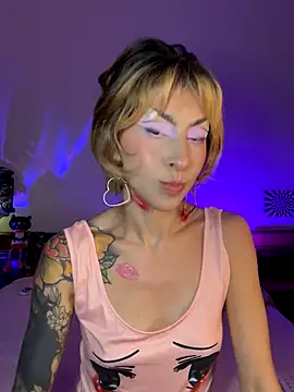 Snapshot of Cinamoonn chatting on 10/11/25, 06:50 Cinamoonn online show from 10/11/25, 06:50