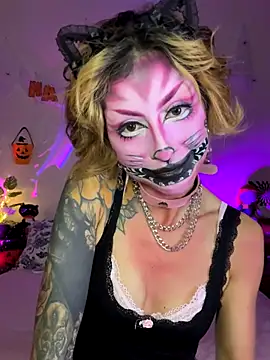 Snapshot of Cinamoonn chatting on 10/24/25, 11:23 Cinamoonn online show from 10/24/25, 11:23