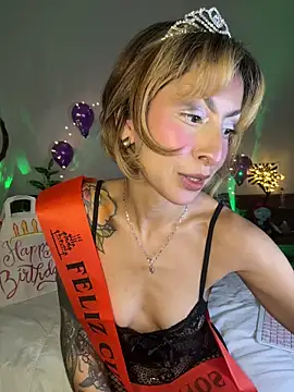 Snapshot of Cinamoonn chatting on 11/04/25, 10:31 Cinamoonn online show from 11/04/25, 10:31