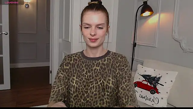 Snapshot of ly_lydia chatting on 12/27/24, 03:53 ly lydia online show from 12/27/24, 03:53