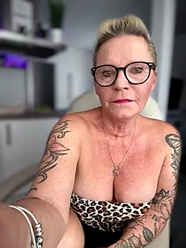 German Milf online show from 10/17/25, 01:14