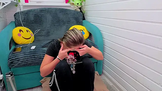 Misss Vikk online show from 11/21/25, 06:56