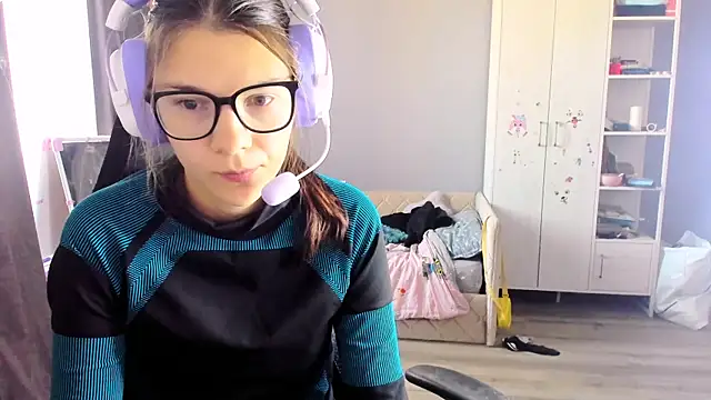 Snapshot of MollyLollipop chatting on 10/16/25, 04:46 MollyLollipop online show from 10/16/25, 04:46