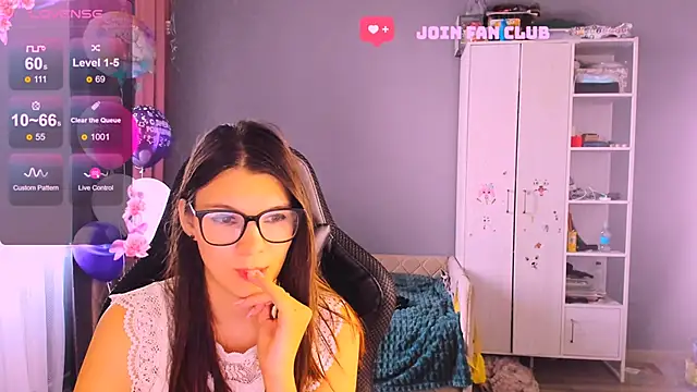 Snapshot of MollyLollipop chatting on 10/29/25, 06:37 MollyLollipop online show from 10/29/25, 06:37