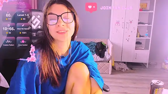 Snapshot of MollyLollipop chatting on 10/30/25, 07:10 MollyLollipop online show from 10/30/25, 07:10