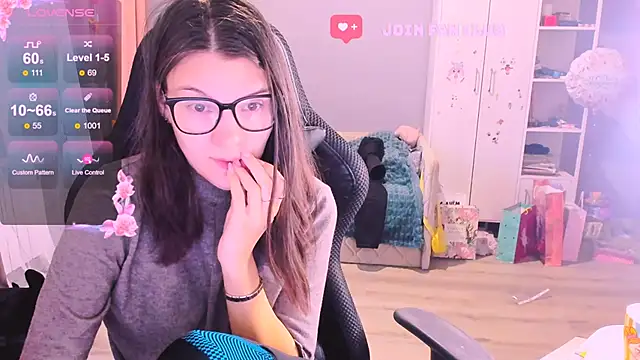 Snapshot of MollyLollipop chatting on 11/14/25, 02:21 MollyLollipop online show from 11/14/25, 02:21