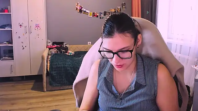 Snapshot of MollyLollipop chatting on 12/15/25, 05:55 MollyLollipop online show from 12/15/25, 05:55