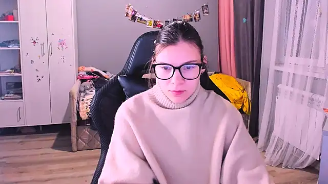 Snapshot of MollyLollipop chatting on 12/16/25, 01:43 MollyLollipop online show from 12/16/25, 01:43