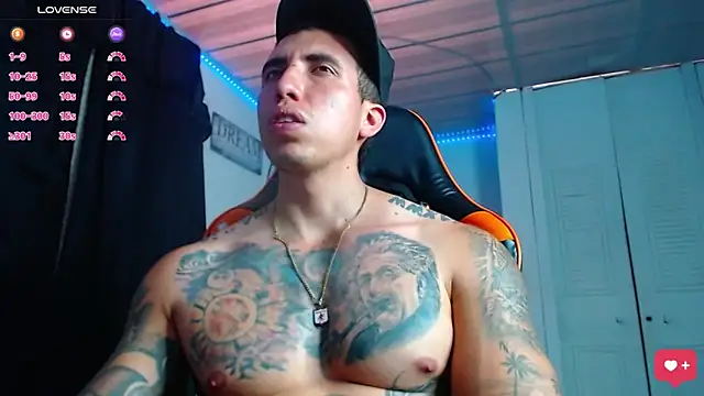 Snapshot of Adam_Hudsond chatting on 10/31/25, 05:14 Adam Hudsond online show from 10/31/25, 05:14