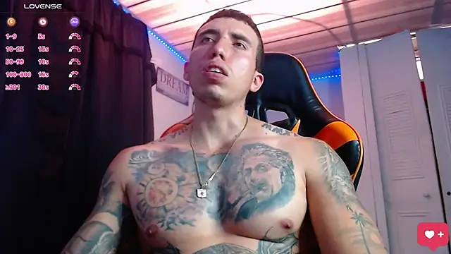 Snapshot of Adam_Hudsond chatting on 11/01/25, 04:31 Adam Hudsond online show from 11/01/25, 04:31