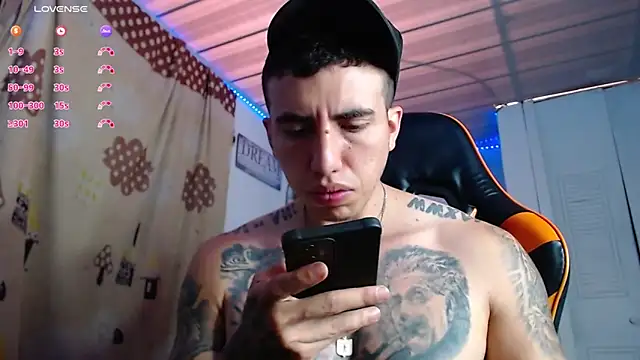 Snapshot of Adam_Hudsond chatting on 11/23/25, 02:39 Adam Hudsond online show from 11/23/25, 02:39