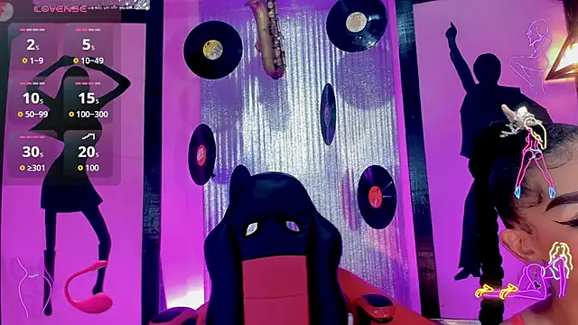 nickyminach  online show from 10/30/25, 07:14