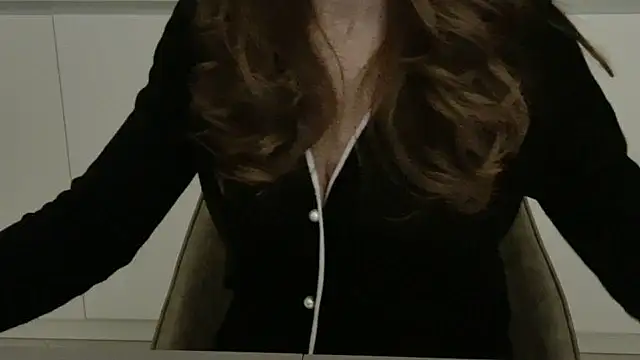 Snapshot of amara_2022 chatting on 11/01/25, 05:15 amara 2022 online show from 11/01/25, 05:15