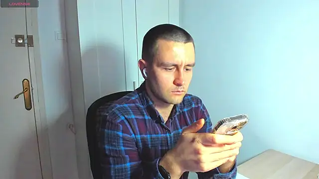 Snapshot of HonestAndrew chatting on 01/16/25, 01:25 HonestAndrew online show from 01/16/25, 01:25