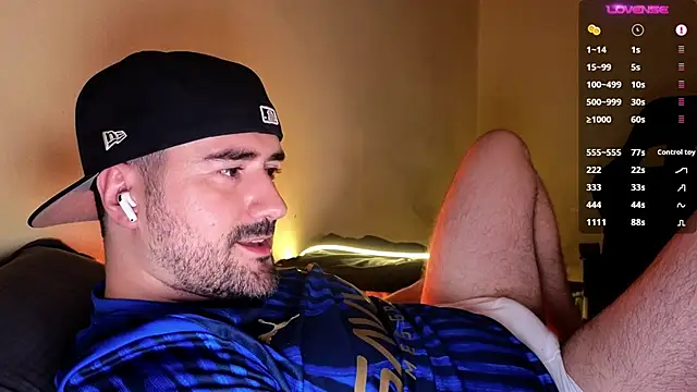 Snapshot of DominantTheo chatting on 11/30/25, 03:43 DominantTheo online show from 11/30/25, 03:43