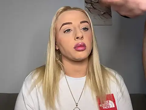 Snapshot of Strongqueen chatting on 01/03/25, 07:39 Strongqueen online show from 01/03/25, 07:39