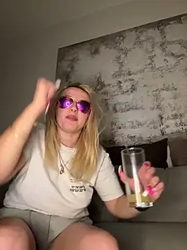 Snapshot of Strongqueen chatting on 01/15/25, 10:24 Strongqueen online show from 01/15/25, 10:24