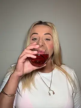 Snapshot of Strongqueen chatting on 09/12/25, 09:59 Strongqueen online show from 09/12/25, 09:59