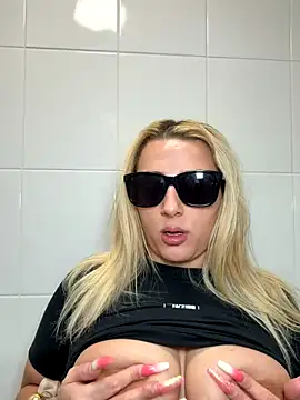 Snapshot of Strongqueen chatting on 11/20/25, 07:02 Strongqueen online show from 11/20/25, 07:02