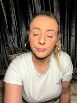 Snapshot of Strongqueen chatting on 12/02/25, 08:26 Strongqueen online show from 12/02/25, 08:26