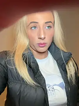 Snapshot of Strongqueen chatting on 12/14/25, 08:57 Strongqueen online show from 12/14/25, 08:57