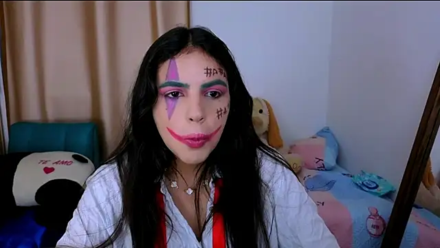 Snapshot of _elenna chatting on 10/07/25, 05:43  elenna online show from 10/07/25, 05:43