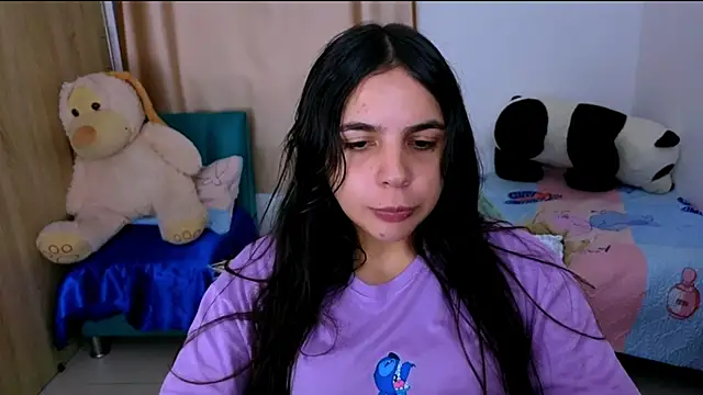 Snapshot of _elenna chatting on 10/18/25, 06:19  elenna online show from 10/18/25, 06:19