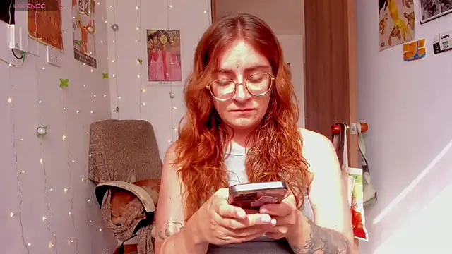 Snapshot of linda_giggle chatting on 09/26/25, 01:37 linda giggle online show from 09/26/25, 01:37