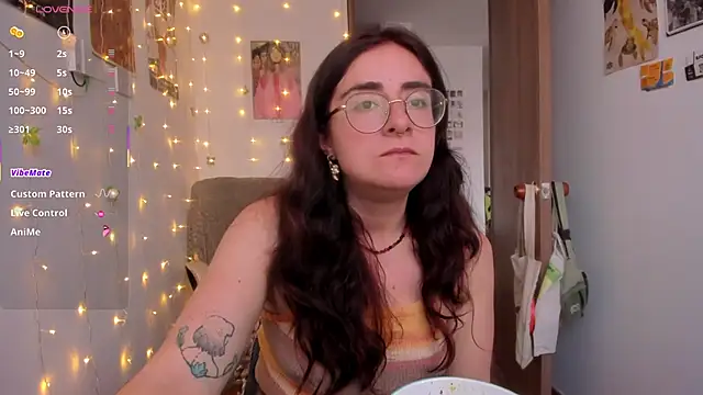 Snapshot of linda_giggle chatting on 11/05/25, 09:59 linda giggle online show from 11/05/25, 09:59