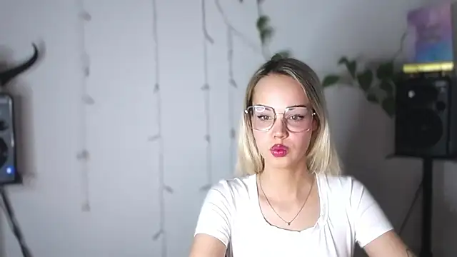 Snapshot of LexiexPlay chatting on 01/07/25, 08:24 LexiexPlay online show from 01/07/25, 08:24