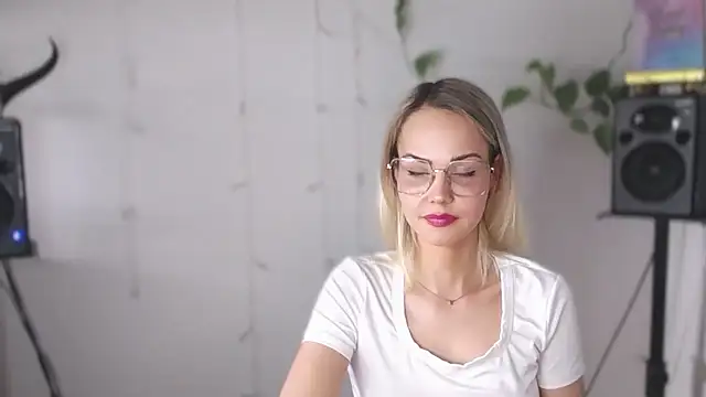 Snapshot of LexiexPlay chatting on 01/07/25, 11:26 LexiexPlay online show from 01/07/25, 11:26